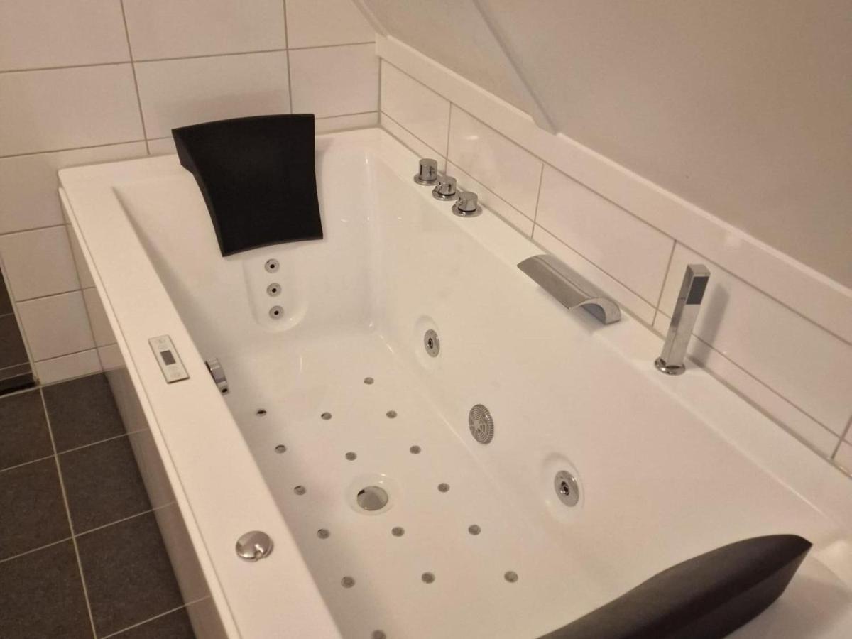Holiday Home In Scherpenisse With Bubble Bath Luaran gambar